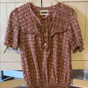 Super cute blouse for casual and night out wear.